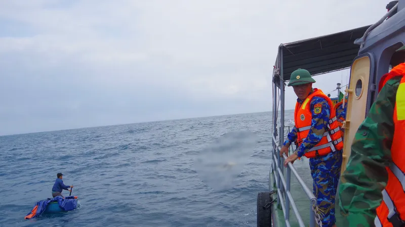 Tàu tuần tra BĐBP Quảng Ngãi vớt 1 thi thể trôi dạt trên biển
