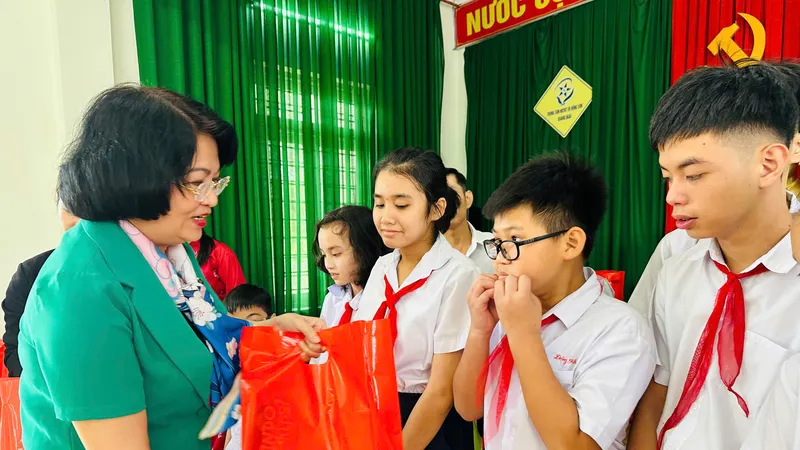 Nguyên Phó Chủ tịch nước thăm và tặng quà Trung tâm Nuôi dạy trẻ khuyết tật Võ Hồng Sơn