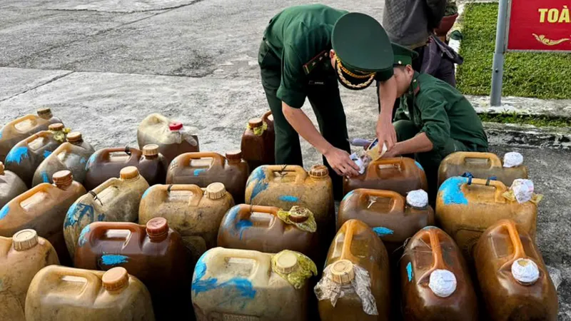 Biên phòng Quảng Ngãi phát hiện 1.000 lít dầu Diesel vận chuyển trái phép