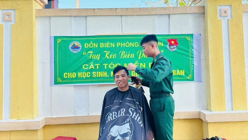 Bộ đội Biên phòng cắt tóc miễn phí cho người dân đảo Lý Sơn