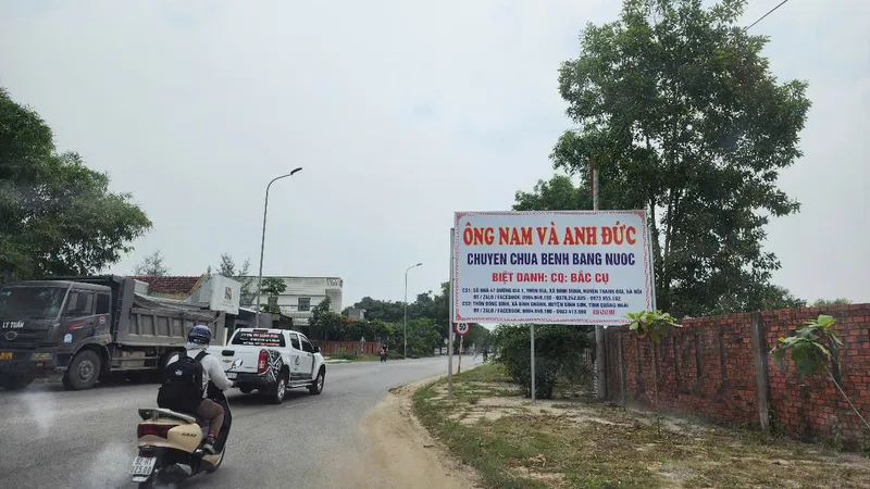 Quảng Ngãi chỉ đạo gỡ biển quảng cáo “chữa bệnh bằng nước”