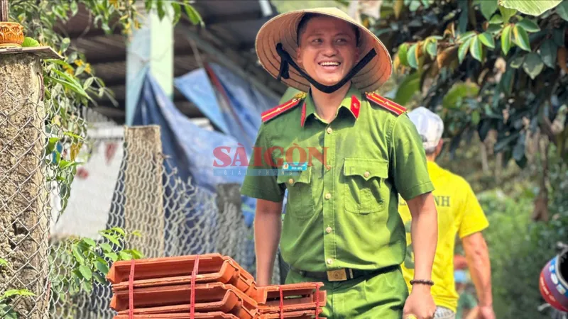 Các lượng vũ trang tỉnh Quảng Ngãi chung tay giúp dân sửa chữa nhà
