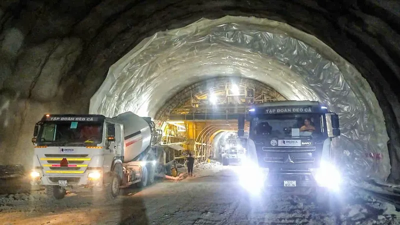 Thi công xuyên lễ trên công trường đường cao tốc Quảng Ngãi - Hoài Nhơn