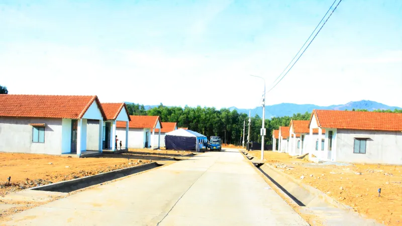 Từ đầu năm 2025, 14 hộ dân nóc Ông Đến đã di dời đến khu tái định cư mới, chỉ cách UBND xã Trà Giang khoảng 1km. Ảnh: NGUYỄN TRANG