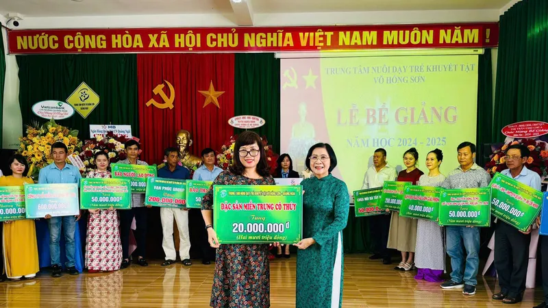 Gần 3 tỷ đồng hỗ trợ Trung tâm Nuôi dạy trẻ khuyết tật Võ Hồng Sơn