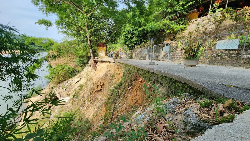 6 tháng sau mưa lũ, đường giao thông ven sông Vệ vẫn chưa được sửa chữa