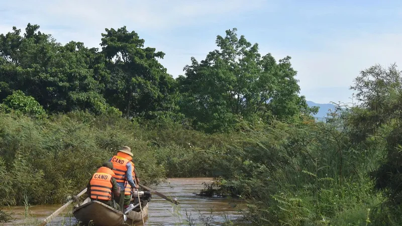 Công an xã Sơn Hạ tổ chức tìm kiếm người mất tích dọc hai bên bờ sông