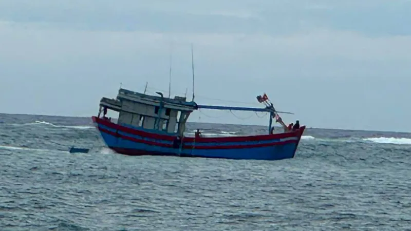Tàu cá Quảng Ngãi mắc cạn trên vùng biển đảo Lý Sơn