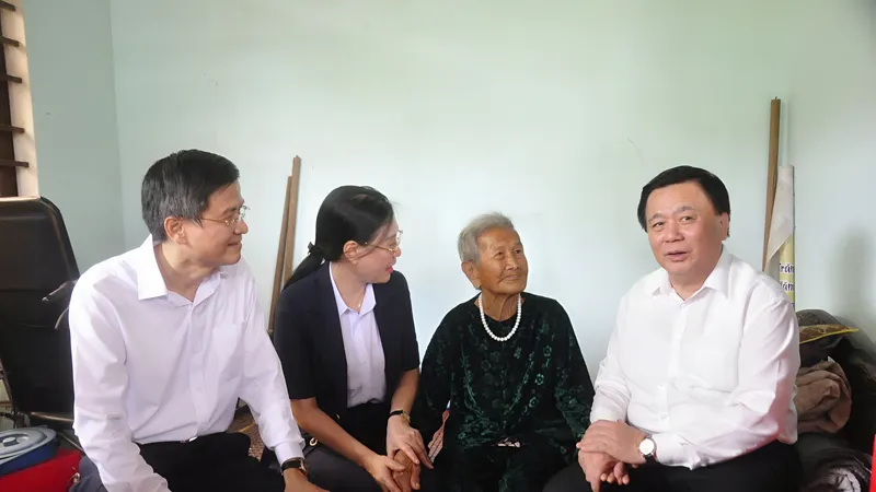 Đồng chí Nguyễn Xuân Thắng thăm, tặng quà gia đình chính sách tại Quảng Ngãi
