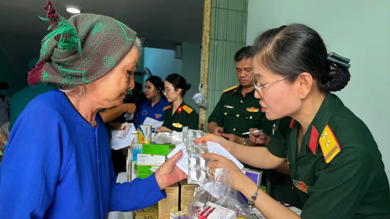 Khám bệnh, cấp phát thuốc và tặng quà cho hơn 400 gia đình chính sách
