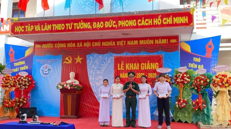 Học sinh nô nức khai giảng năm học mới ở đặc khu Lý Sơn