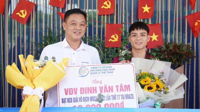 Quê nhà đón võ sĩ Quảng Ngãi đoạt Huy chương bạc Giải vô địch Wushu thế giới