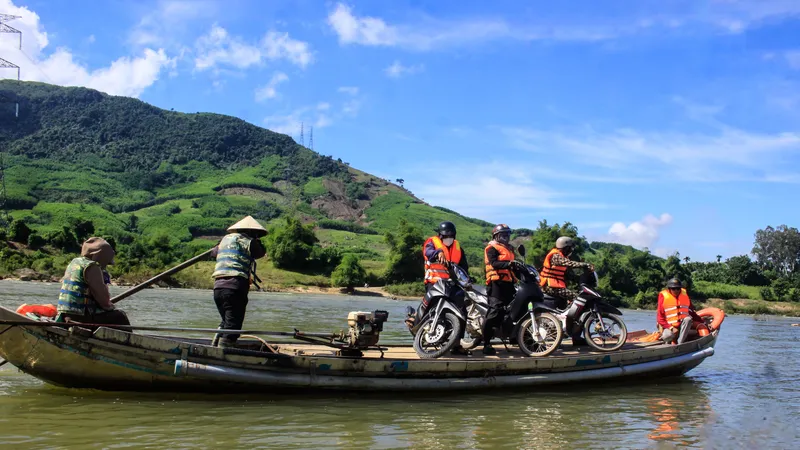Nỗi lo an toàn trên những chuyến đò qua sông Trà Khúc