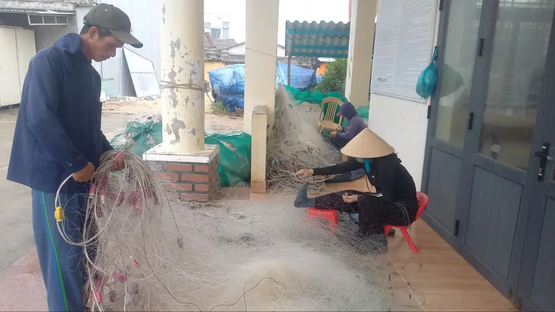 Người dân Quảng Ngãi khẩn trương ứng phó bão số 12