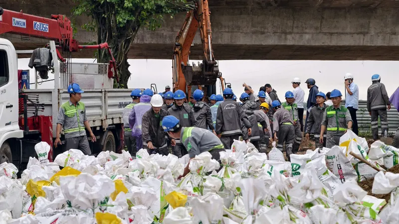 Quảng Ngãi: Hàng trăm người dùng bao cát chặn nước sông Trà Khúc tràn vào kênh Sông Đào