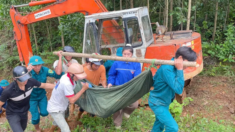 Quảng Ngãi: Khiêng võng băng rừng, lội suối đưa bệnh nhân bị tai biến đi cấp cứu