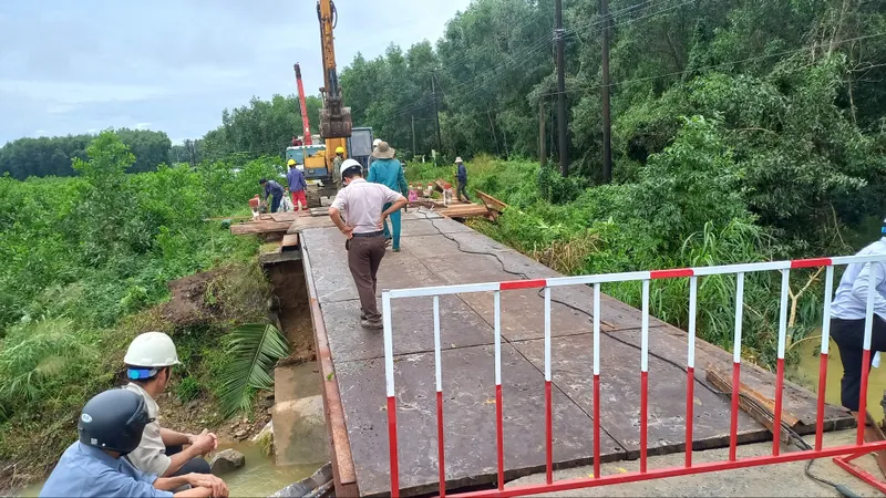 Cầu tạm Cây Sung cơ bản hoàn thành, tiếp tục gia cố đảm bảo an toàn 
