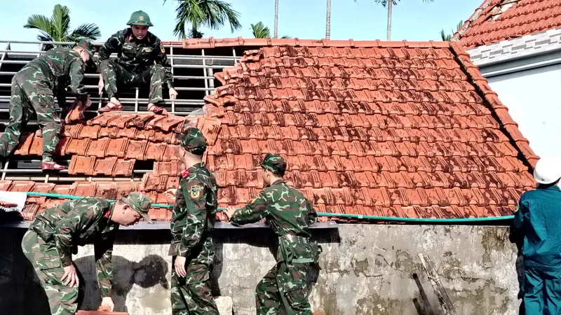 Quảng Ngãi: Huy động cán bộ, chiến sĩ giúp dân khắc phục hậu quả bão số 13
