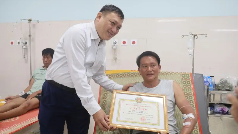 2 người hùng cứu người tại đặc khu Lý Sơn được Chủ tịch nước tặng huân chương