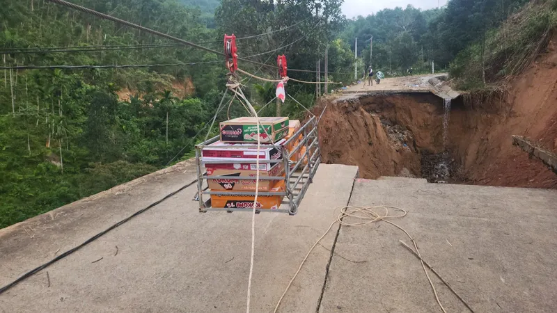 Hơn 30 điểm sạt lở trên tuyến ĐH83 qua xã Sơn Tây Hạ vẫn chưa thể khắc phục