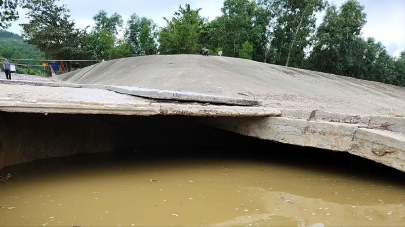 Kiên quyết cấm mọi phương tiện qua cầu tràn Thạch Nham bị hư hỏng