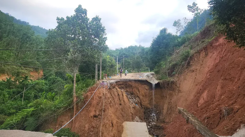 Quảng Ngãi công bố tình huống khẩn cấp thiên tai do mưa, lũ gây ra trên các tuyến đường bộ