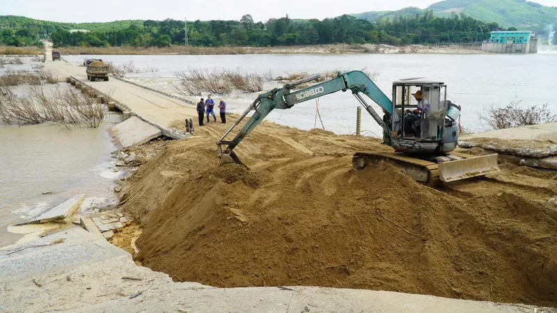 Quảng Ngãi: Khắc phục tạm thời mặt cầu tràn Thạch Nham bị hư hỏng