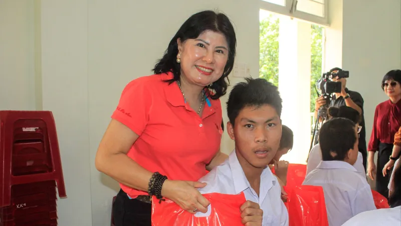 Các đoàn thể, doanh nghiệp tặng quà cho Trung tâm Nuôi dạy trẻ khuyết tật Võ Hồng Sơn