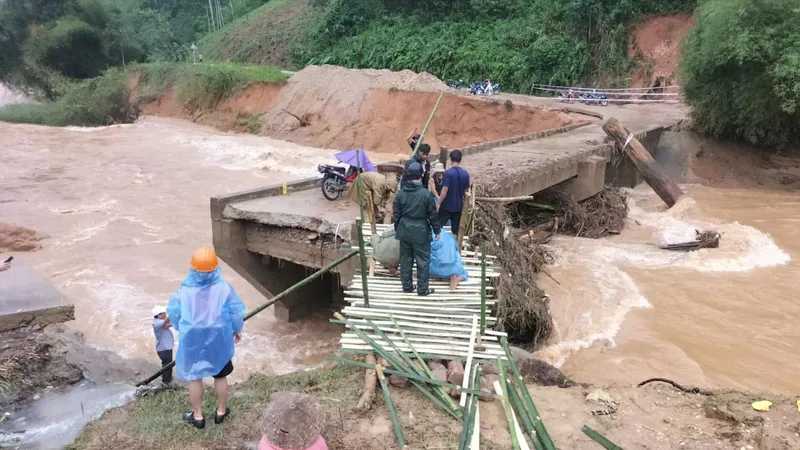 Quảng Ngãi: Dựng cầu tạm bằng tre thay cầu Nước Bao bị gãy