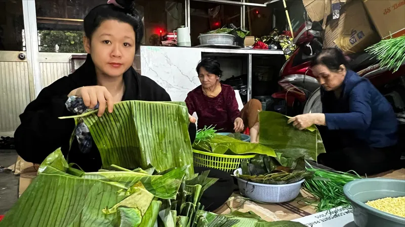 Người dân Quảng Ngãi gói bánh chưng hỗ trợ người dân vùng lũ Gia Lai, Đắk Lắk