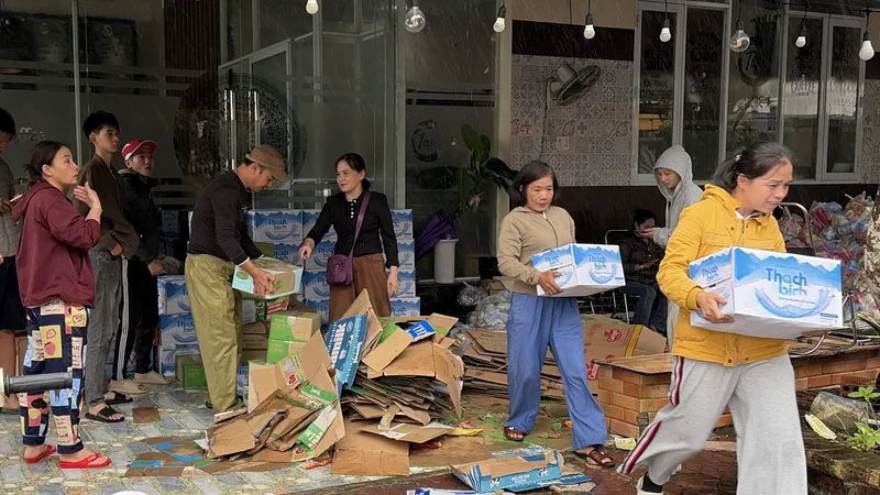 Người dân Quảng Ngãi hướng về vùng lũ, gửi từng chiếc bánh, từng chuyến hàng