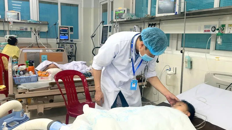 Một người đàn ông ôm 2 cháu nhỏ nhảy sông tự tử
