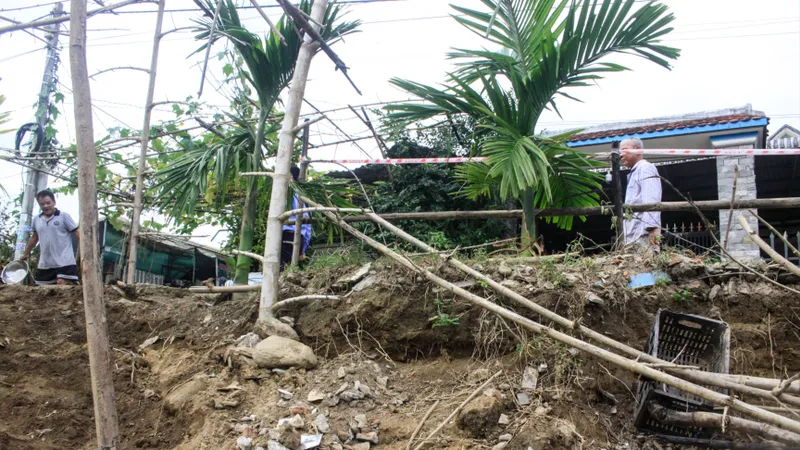 Sạt lở áp sát nhà dân bên sông Phước Giang, Quảng Ngãi