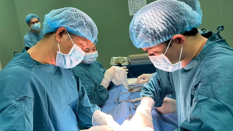 Quảng Ngãi: Lấy búi tóc nặng 0,5kg trong dạ dày bệnh nhi 6 tuổi