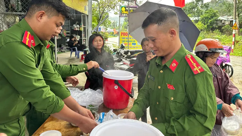 Nồi cháo yêu thương, điểm hẹn thứ 5 hằng tuần miền núi Tây Trà, Quảng Ngãi