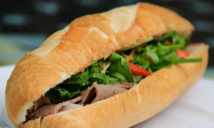 15 trường hợp nhập viện nghi do ngộ độc bánh mì