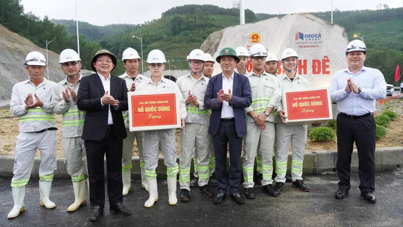 Phó Thủ tướng Chính phủ kiểm tra công tác chuẩn bị lễ khánh thành đường bộ cao tốc Quảng Ngãi-Hoài Nhơn
