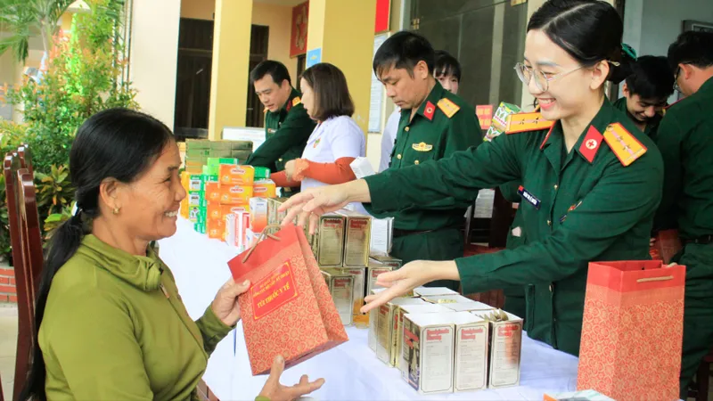 Khám bệnh, cấp thuốc miễn phí cho 600 người dân Quảng Ngãi