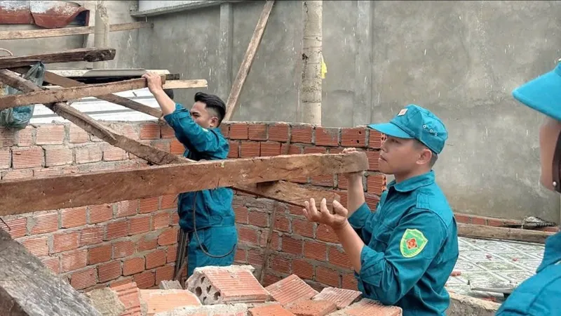 Huy động các lực lượng khắc phục thiệt hại do lốc xoáy gây ra tại Quảng Ngãi