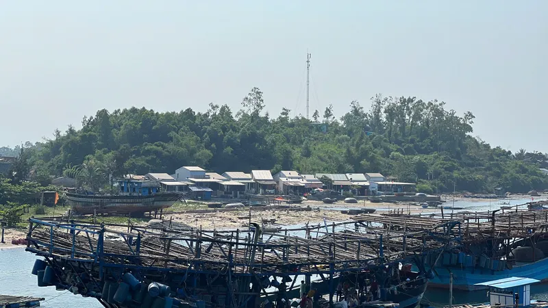 Hai tàu cá Quảng Ngãi hỏng máy, trôi dạt tự do