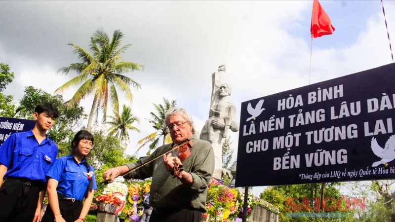 Dâng hương tưởng niệm 58 năm vụ thảm sát Sơn Mỹ