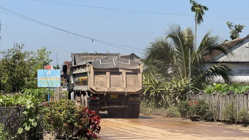 Bụi bặm mù mịt từ xe tải chở đất, người dân khổ sở