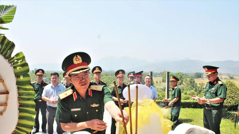 Chính ủy Quân khu 5 dâng hương tại các địa chỉ đỏ trên tỉnh Quảng Ngãi