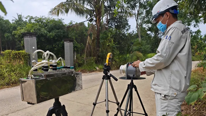 Lấy mẫu không khí xung quanh khu vực xảy ra vụ cháy bãi rác Nghĩa Kỳ