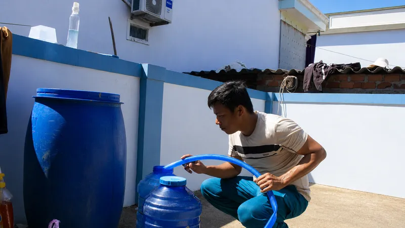 Thiếu nước, người dân đảo Bé mua nước từ đảo Lớn Lý Sơn chở sang