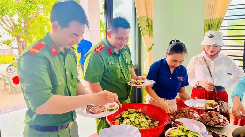 Nấu cơm, phát nước tiếp sức thí sinh thi tốt nghiệp THPT năm 2026 tại Quảng Ngãi