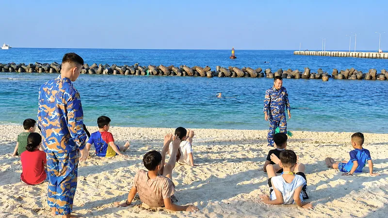 Lữ đoàn đặc công Hải quân 126 dạy bơi miễn phí cho trẻ em đặc khu Lý Sơn