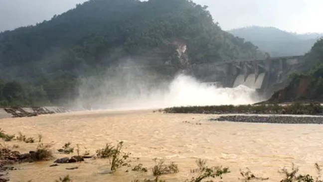 Dừng xả lũ để tìm thi thể học sinh đuối nước