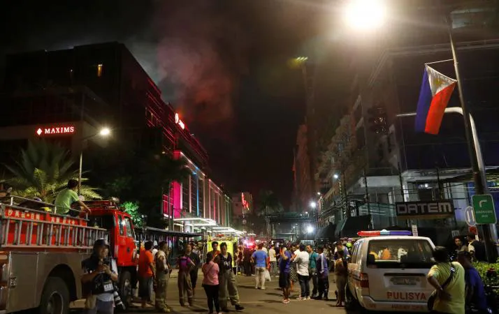 Đám cháy từ tòa nhà Resorts World Manila ở Manila, Philippines ngày 2-6- 2017. Ảnh: REUTERS