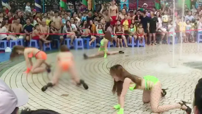 Phản cảm màn múa bikini trước trẻ em ở Công viên Đầm Sen